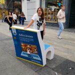 Libro Adicciones 2026 - Asiento ploteado en la vía pública