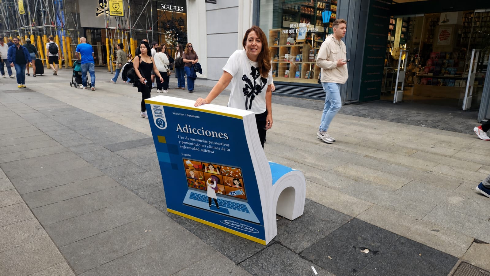 Libro Adicciones 2026 - Asiento ploteado en la vía pública